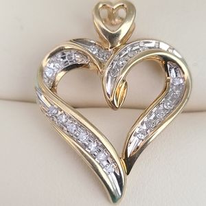 GORGEOUS 10K GOLD AND DIAMOND HEART PENDANT 2.4GRAMS TW